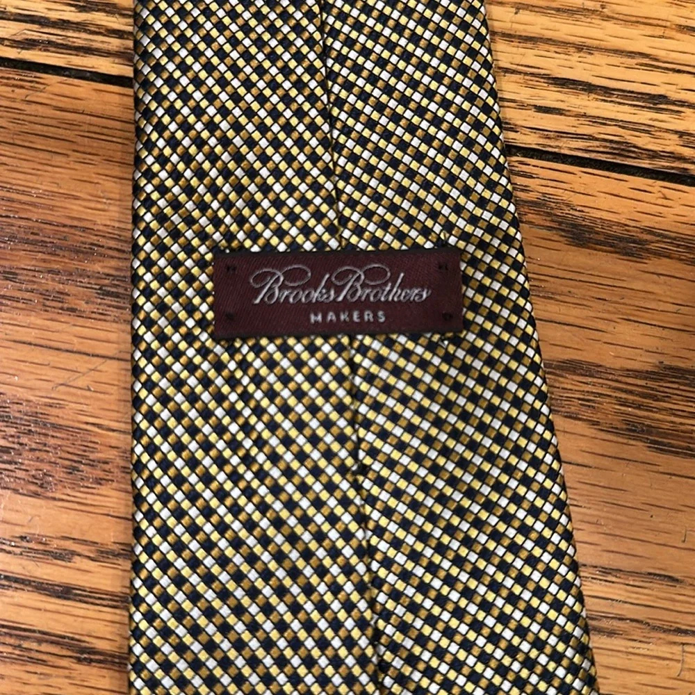 BROOKS BROTHERS SILK YOUTH NECKTIE IN GOLD AND BLACK CHECK PATTERN